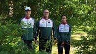 Tre personer klädda i sportkläder ser mot kameran.