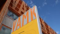 Vaasan ammattikorkeakoulu ulkokuvassa.