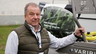 AluRibin yrittäjä Jussi Piispanen seisoo yhtiön sähkömoottoriveneen vieressä Savo Defence -messuilla Mikkelin Karkialammella.
