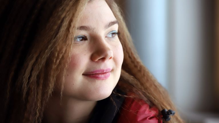 Näyttelijä Emma Kilpimaa hymyilee.