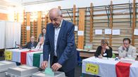 Tamás Sulyok tiputtaa äänestyslipukkeensa uurnaan.