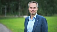 Kai Mykkänen kesäisessä espoolaisessa puistossa