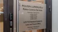 Ovi, jossa teksti Poliisin lupapalvelu, löytötavaratoimisto. 
