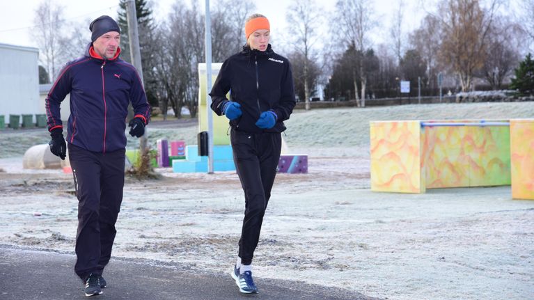 Mette Baas harjoittelee valmentajansa Jani Hirsivaaran kanssa.