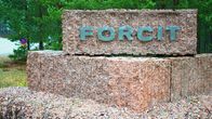 Stenar där det står Forcit i metall.