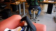 Työntekijä nukkuu sohvalla.