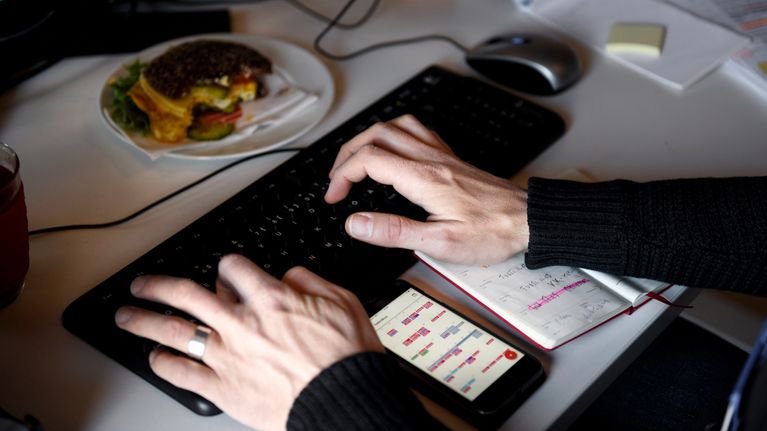 Alla måste lära sig vara sin egen mellanchef – så blir Finlands ...