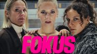 Fokus-sarjan päähenkilökolmikko Laura Malmivaara, Stella Leppikorpi ja Oksana Lommi katsovat suoraan kameraan. 