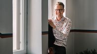 Vaasan kaupunginteatterin teatterijohtaja Seppo Välinen istuu ikkunasyvennyksessä.