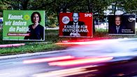 Tiemainokset kolmesta vaalien ehdokkaasta Annalena Baerbockista, Olaf Scholzista ja  Armin Laschet.