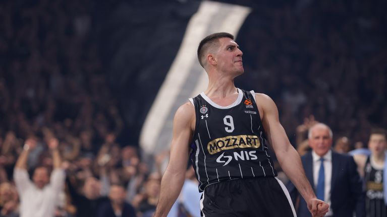 Vanja Marinkovic Partizanin paidassa.