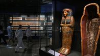 Museovieraat tutkivat museoesineitä.