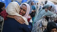 Kaksi naista halaavat ja itkevät lähtiessään takaisin kotimaahansa Sudaniin Egyptistä.