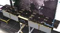 Satelliittiyhtiössä on suuren karttakuvan edessä piensatelliittiteline.