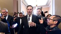 Elon Musk kahvikuppi kädessä