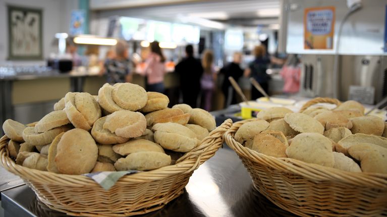 Sämpylöitä koulun ruokalassa Peräseinäjoella. 