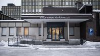 Etelä-Savon käräjäoikeuden Mikkelin toimipisteen sisäänkäynti yleiskuvassa talvella.