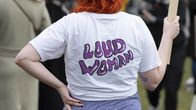 Nainen on pukeutunut paitaan, jossa lukee Loud woman.
