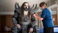 Lordi saa koronarokotuksen.