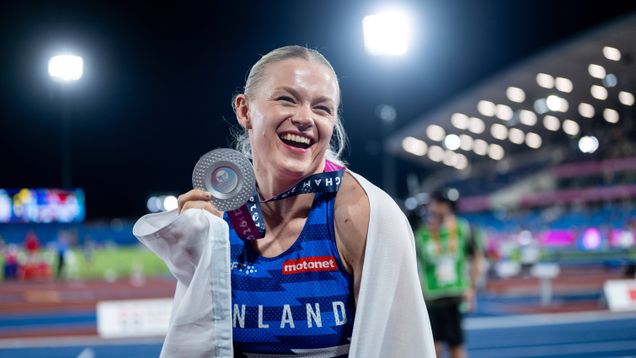 Wilma Heltelä iloisena hopeamitalin kanssa.