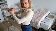 Eveliina Seppälä soittaa huilua kotonaan.