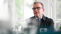 Petteri Orpo sitter vid bordet på verandan på Villa Bjälbo.