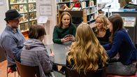 Keravan nuorisovaltuuston jäsenet Otso Manninen,  Keravan nuorisovaltuuston puheenjohtaja Minttu Rapinoja, Stella Takala ja Sara Kukkonen. Selin ovat Tuulikki Franck,  ja Saana Herttuainen. He pelaavat Unoa Keravan kirjastossa..
