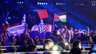 Palestiinan lippu liehuu muiden maiden lippujen seassa euroviisuyleisössä.