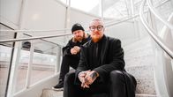 Hank Solo ja Jurek istuvat valkoisilla toimistoportailla ja katsovat suoraan kameraan. Molemmat ovat pukeutuneet kokomustaan, streetwear-tyyppiseen vaatetukseen. Jurek istuu edempänä ja kuvan fokus on enemmän hänessä.