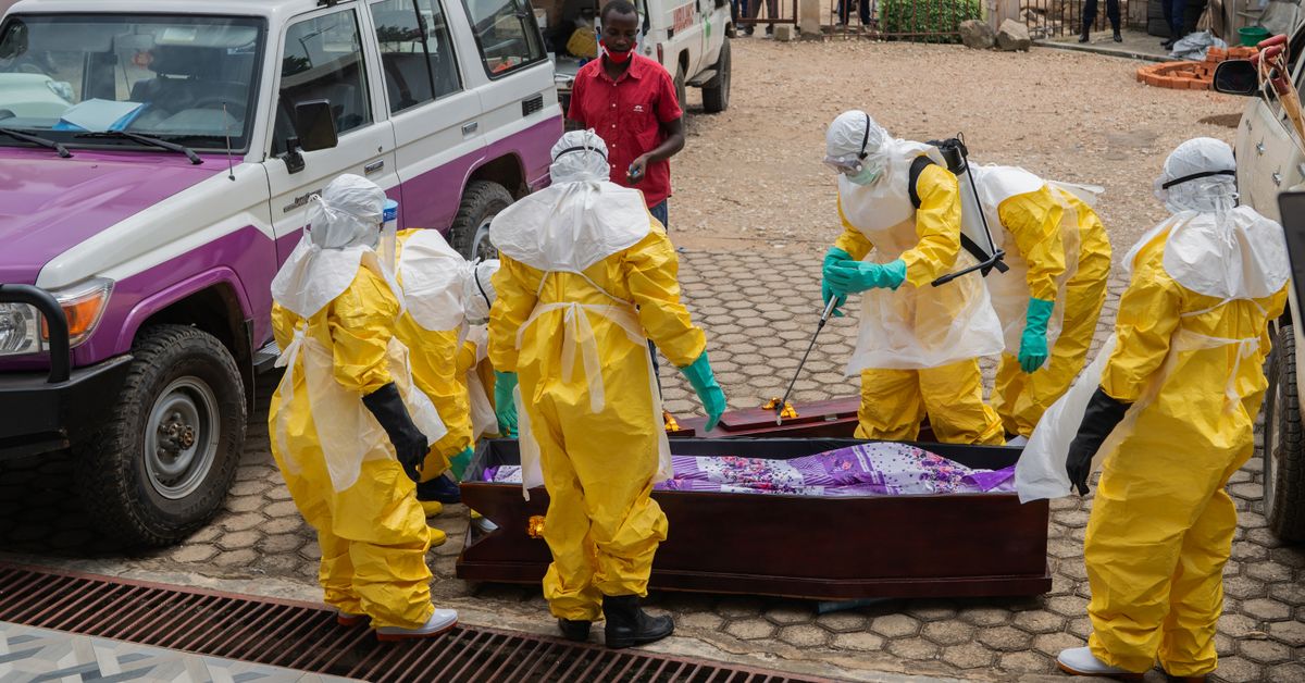 Omaiset ryöstävät ebolaan kuolleiden ruumiita – erittäin suuri riski taudin leviämiselle