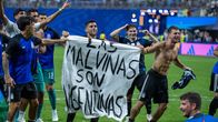 Argentiinan pelaajat juhlivat voittoa Englannista. Lakanassa lukee  ”Las Malvinas Son Argentinas”.