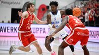Kuvassa Katajan De’Vion Harmon sekä Vilppaan Sebastian Lindberg ja Ze’Rik Onyema. 