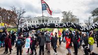 Arkistokuva. Mielenosoittajat vastustivat presidentti Donald Trumpin tukea putkihankkeelle Washingtonissa Valkoisen talon edustalla maaliskuussa 2017. 