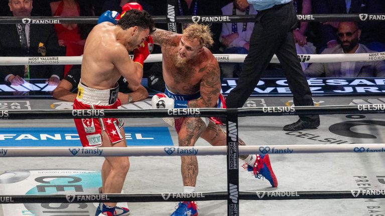 Yhdysvaltalainen sometähti Jake Paul (oik.) päihitti nyrkkeilykehässä entisen keskisarjan mestarin Julio Cesar Chavez Jr:n 29.6. 2025.