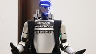 En humanoid robot med texten "Edward Warchocki" på bröstplåten.