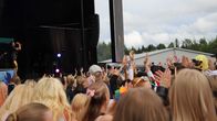 Yleisöä Solar Sound -festivaaleilla Robin Packalenin keikalla Seinäjoella.