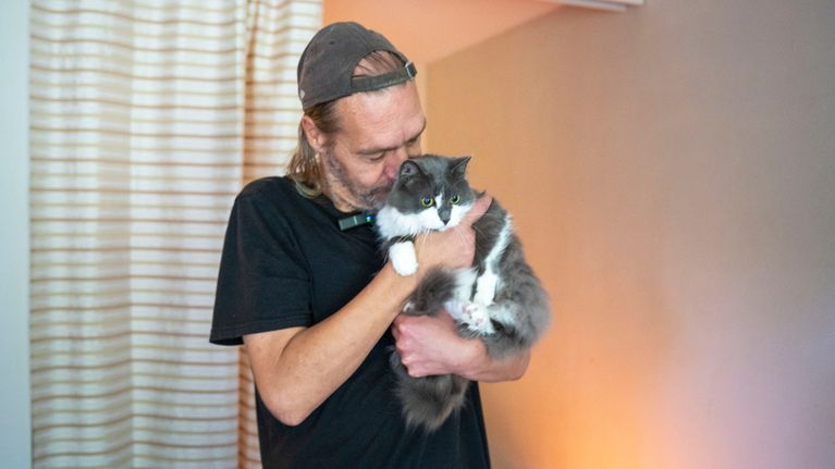 Thomas Kämpe med sin katt i famnen. 