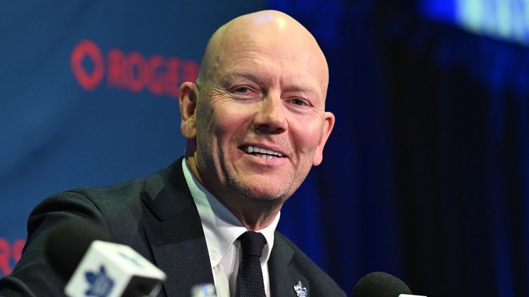 Mats Sundin hymyilee leveästi.
