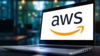 AWS Amazon Web Services -logo näkyy kannettavassa tietokoneessa.
