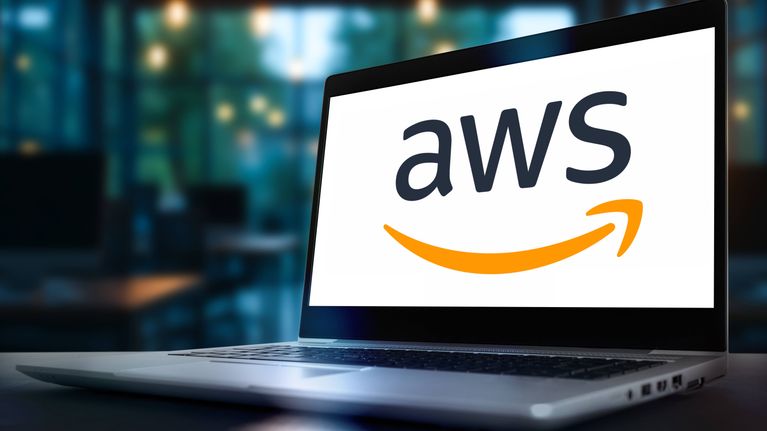 AWS Amazon Web Services -logo näkyy kannettavassa tietokoneessa.