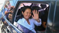 Perun presidenttiehdokas Keiko Fujimori vilkuttaa autossa istuen.