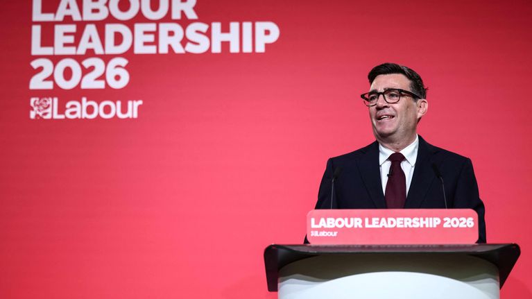 Andy Burnham puhujakorokkeella, taustalla lukee Labour Leadership 2026.