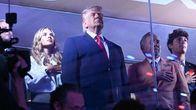 Presidentti Trump seisoo aitiossa kansallislaulun aikana Madison  Square Gardenilla.