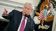 Yhdysvaltain presidentti Donald Trump osoittaa sormellaan tiedotustilaisuuden aikana.