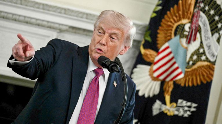 Yhdysvaltain presidentti Donald Trump osoittaa sormellaan tiedotustilaisuuden aikana.