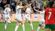Eva Nyström firar mål på fotbollsplan.