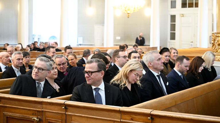 Petteri Orpo istuu jumalanpalveluksessa kirkossa.