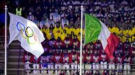 Olympialippu ja Italian lippu liehuivat Milanon-Cortinan vuoden 2026 talviolympialaisten päättäjäisissä Verona Areenalla 22. helmikuuta 2026. 