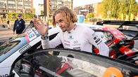Oliver Solberg nousee autosta Jyväskylän MM-rallissa.