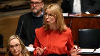 Tytti Tuppurainen puhuu eduskunnassa.
